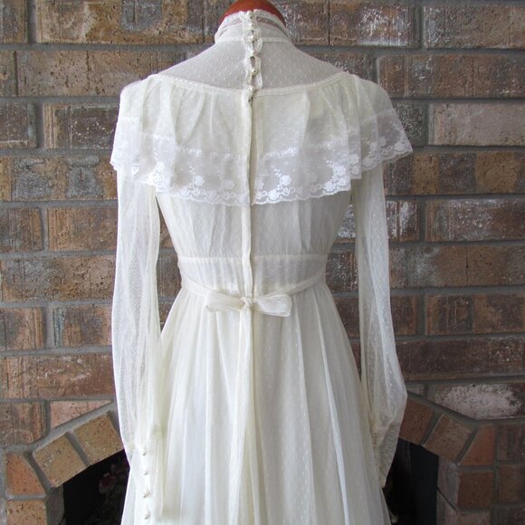 GUNNE SAX VICTORIAN STYLE WEDDING GOWN, CREAM w WHITE LACE, RUFFLES--GORGEOUS! - Picture 9 of 12